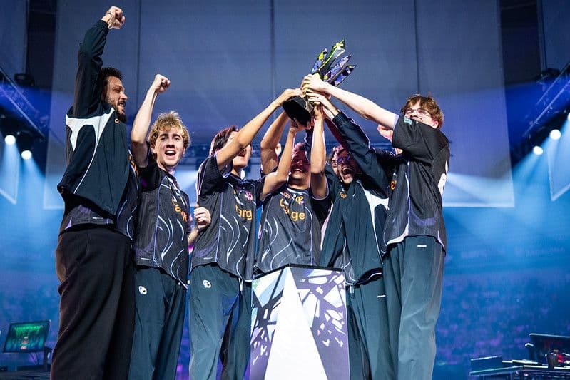 Karmine Corp's resurgence to the peak of EMEA saw them lift a domestic trophy after 2 years. Credit: Hara Amorós/Riot Games