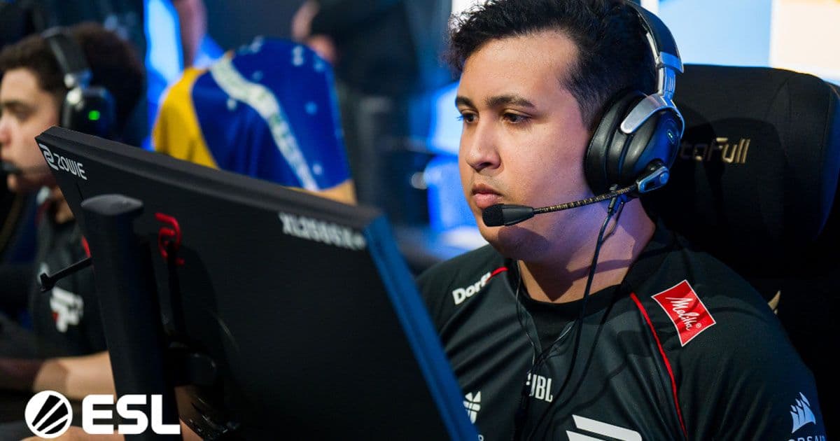 Imagem do jogador piriajr na frente da tela de um computador
