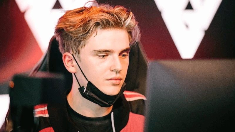 Skiter no The International 2022, onde sua equipe foi coroada como campeã. Créditos: Valve