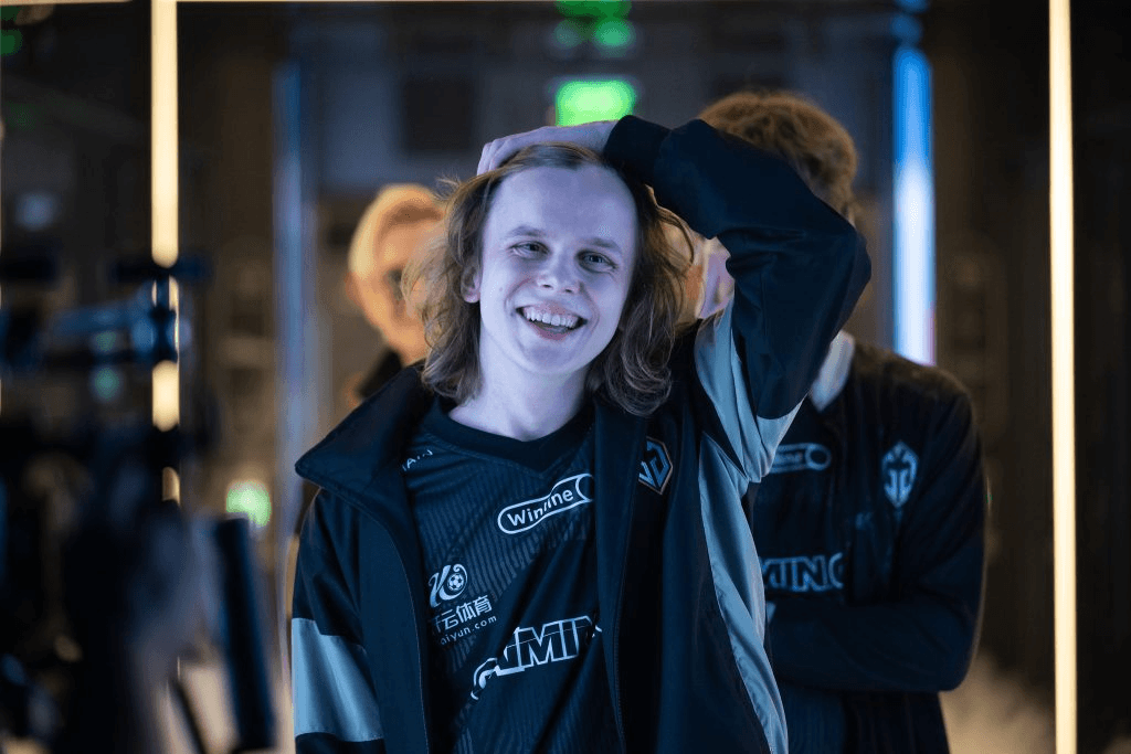 Dyrachyo no TI 12 com a Gaimin Gladiators, antes das grandes finais. (Créditos: Valve)