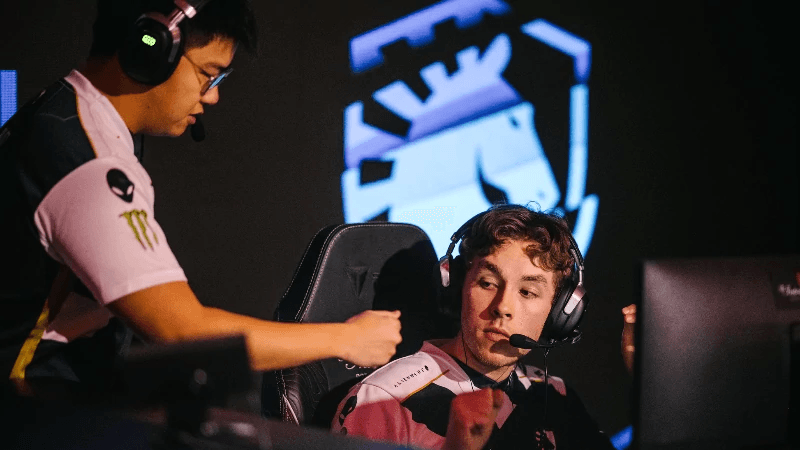 Zai com o técnico da Team Liquid, Blitz, antes de uma partida do The International 2022. Créditos: Valve