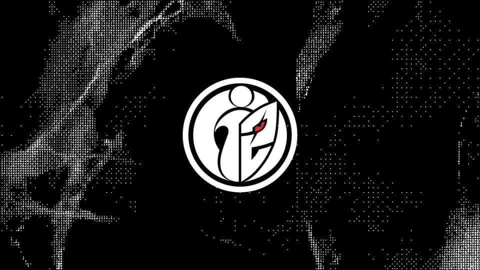 Invictus Gaming recebe novo brasão no anúncio da parceria com a G2 Esports.