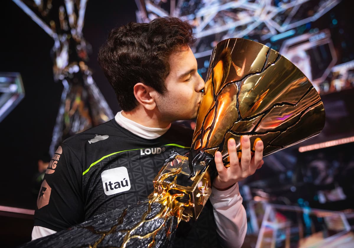 Glória final: Less segurando o troféu do Valorant Champions 2022 (créditos: Colin Young-Wolff)