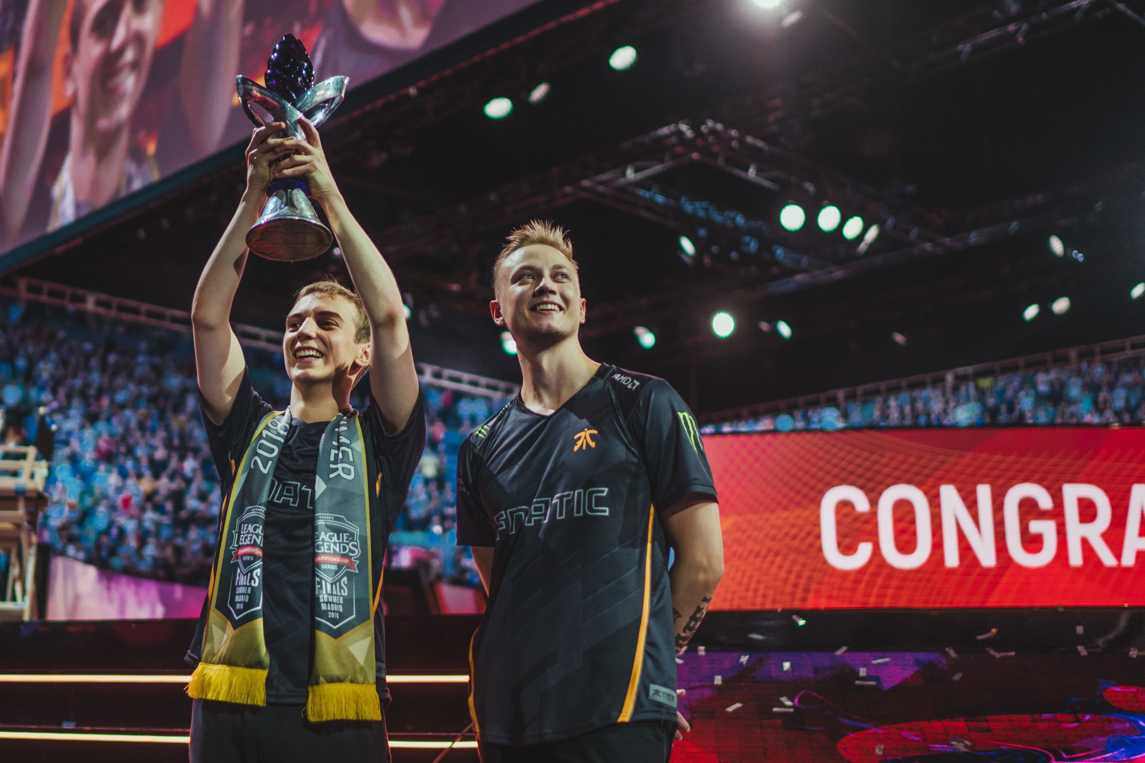 Caps and Rekkles lifting the 2018 EU LCS Summer trophy with Fnatic. (Credit: LoL Esports)