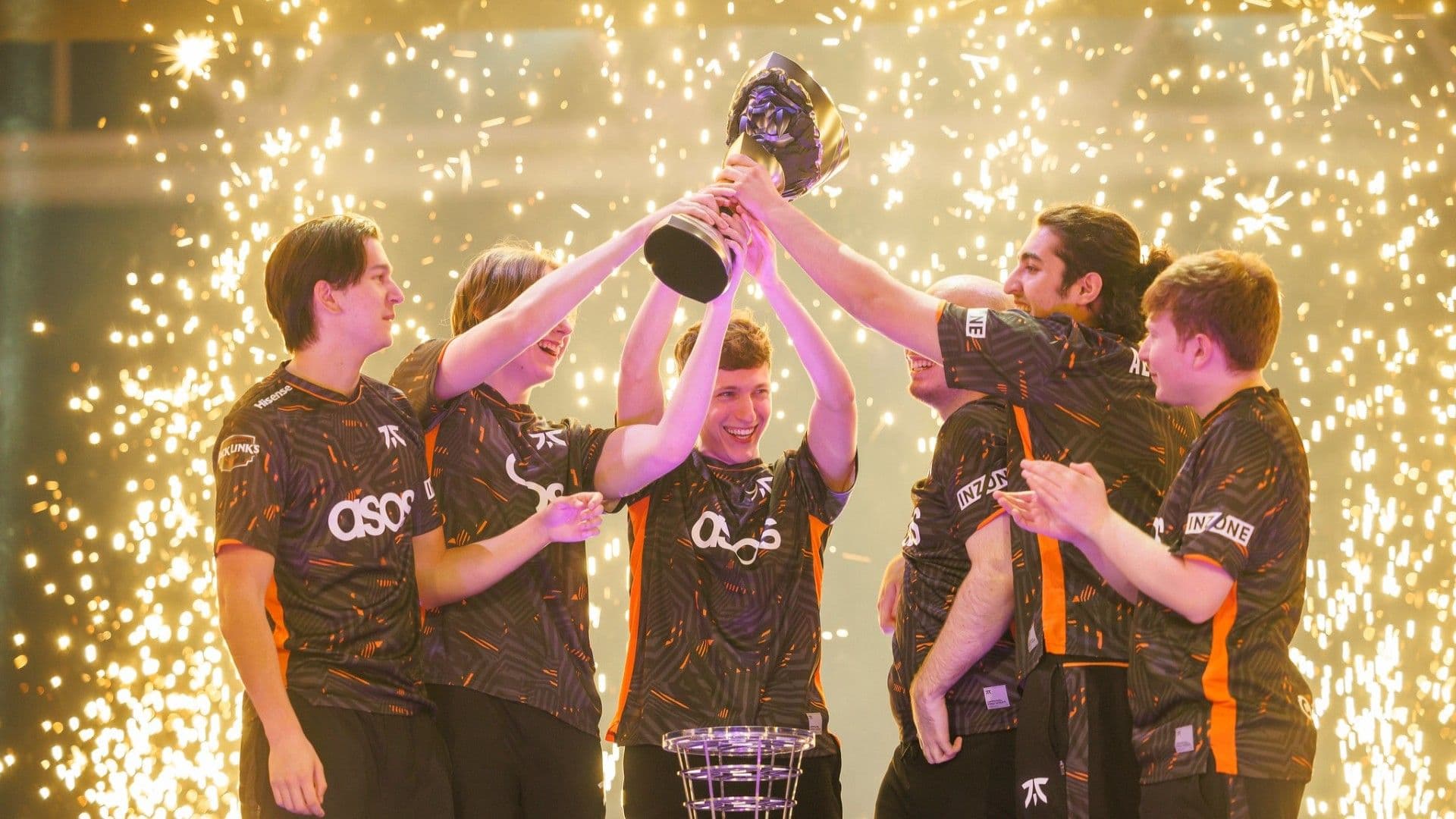 Boaster (center) with the rest of Fnatic lifting the VALORANT Masters Tokyo 2023 trophy (Image Source: Liu YiCun/Riot Games)