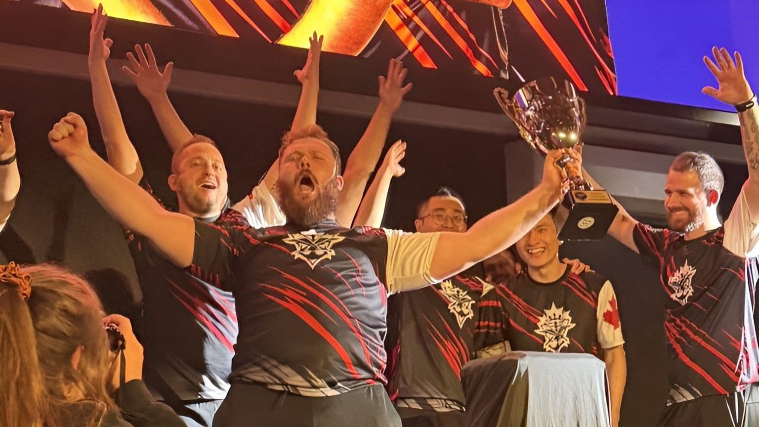 Equipe de esports das Forças Armadas do Canadá comemora com o troféu de CS2 do IDEG 2026 (Imagem: British Esports)