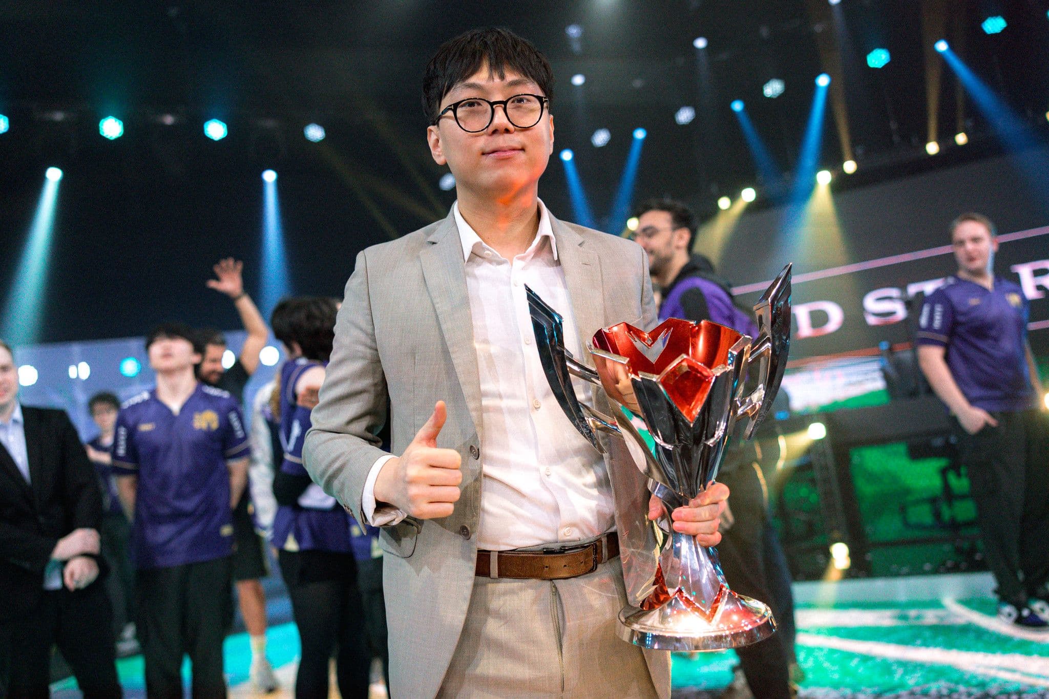 SeeEl with the LTA South 2025 trophy (Image: Riot Games)