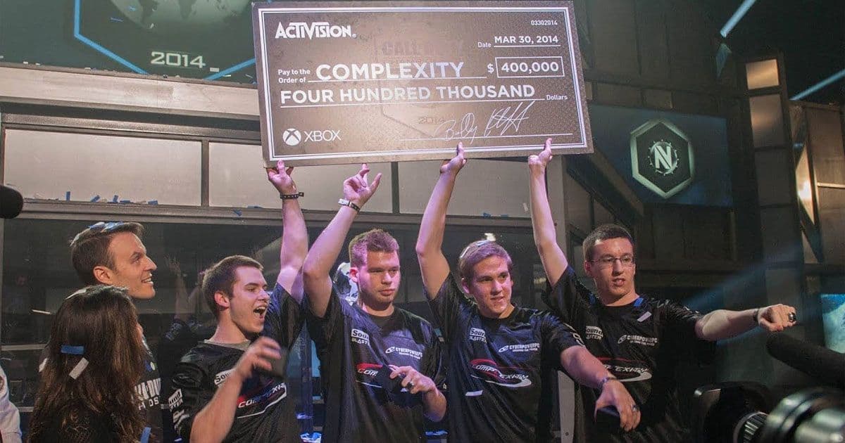 Complexity celebrates its Call of Duty Championship 2014 title, won in Los Angeles with $400,000 in prize money (Image: Reproduction/CoD)