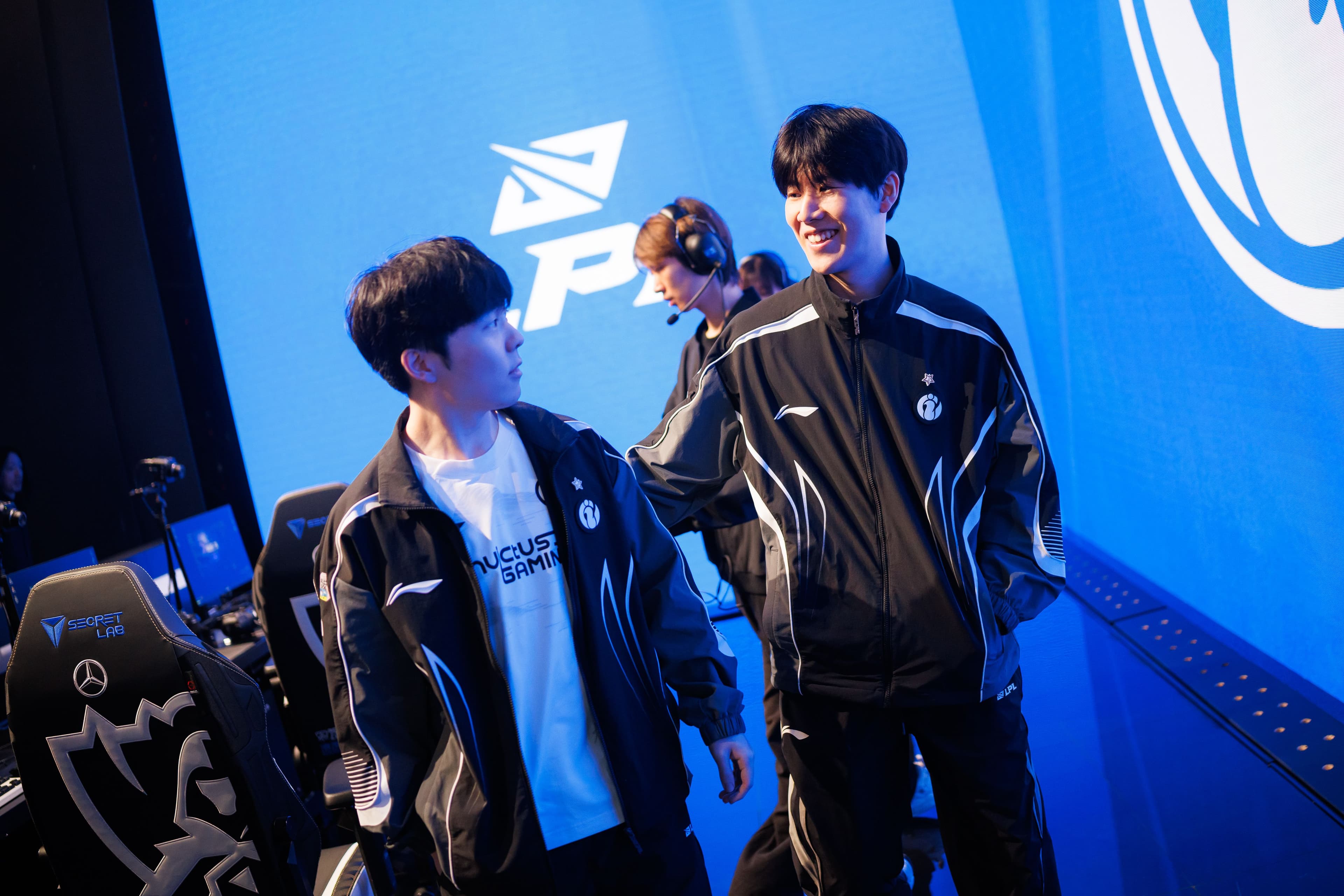 Rookie e Theshy voltarão a disputar um mundial juntos (Imagem: Riot Games)