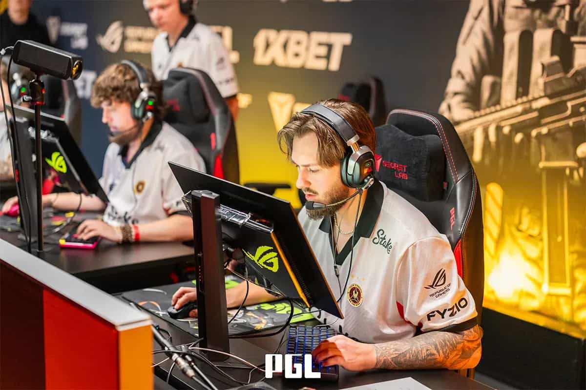 jL Set to Get Major Sticker Instead of apEX and Jokes About It