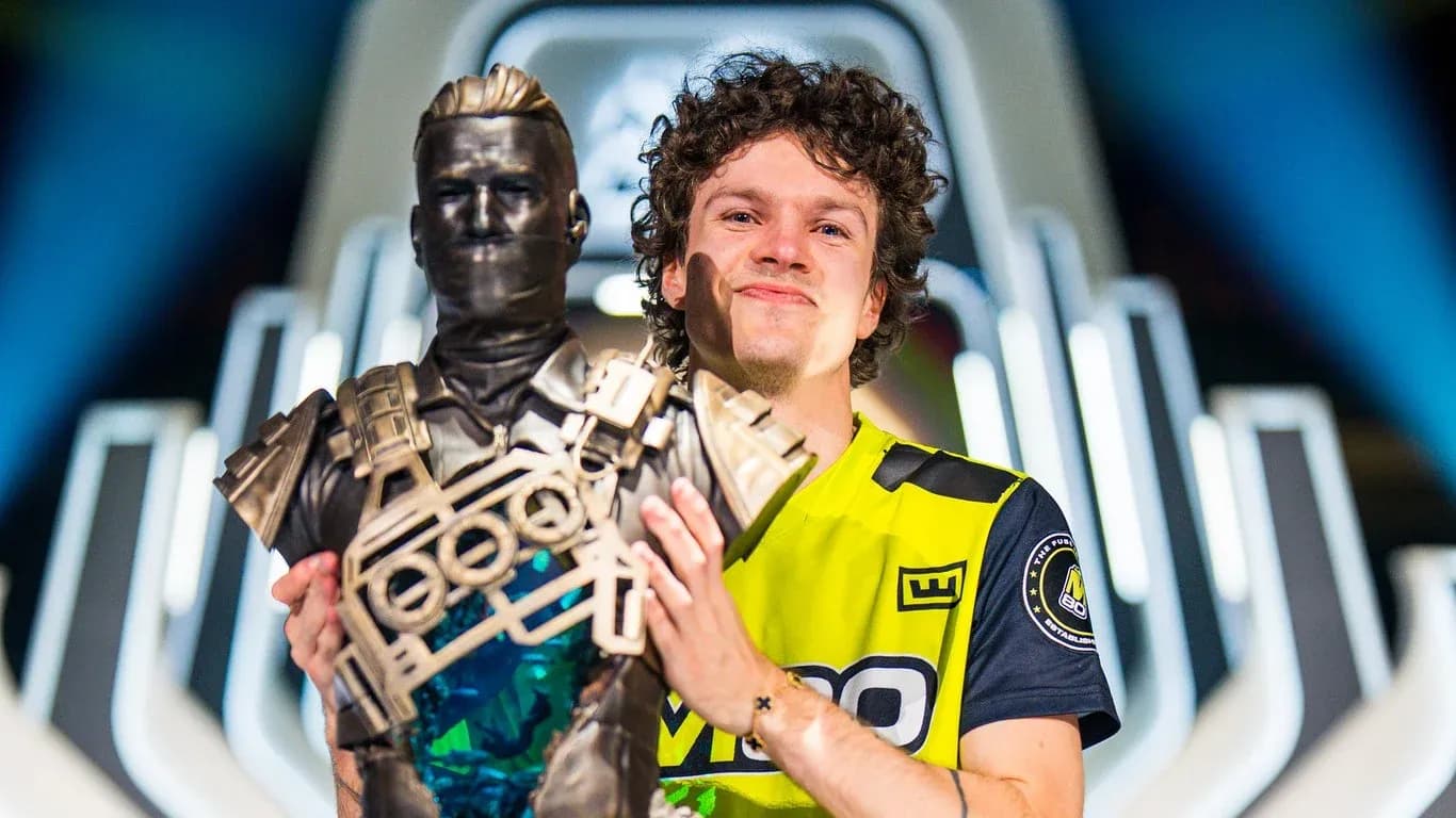 Kyno pela M80 segurando o troféu do BLAST Munich Major 2025 (Crédito da imagem: Joao Ferreira / Ubisoft)