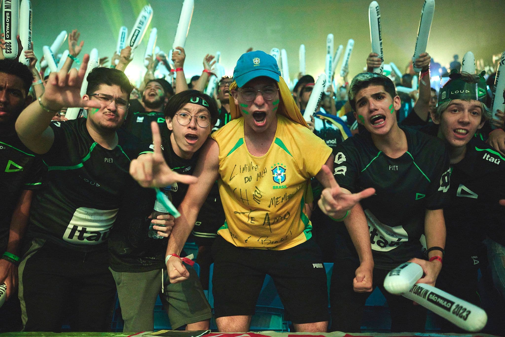 Imagem de um torcedor brasileiro gritando no LOCK//IN de VALORANT que aconteceu no Brasil