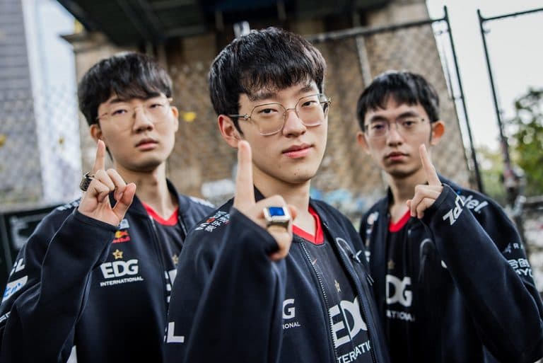Trifecta da Morte. Park "Viper" Do-hyeon, Lee "Scout" Ye-chan e Li "Flandre" Xuan-Jun da EDward Gaming posando durante a fase de grupos do League of Legends Worlds 2022. Crédito: Colin Young-Wolff/Riot Games