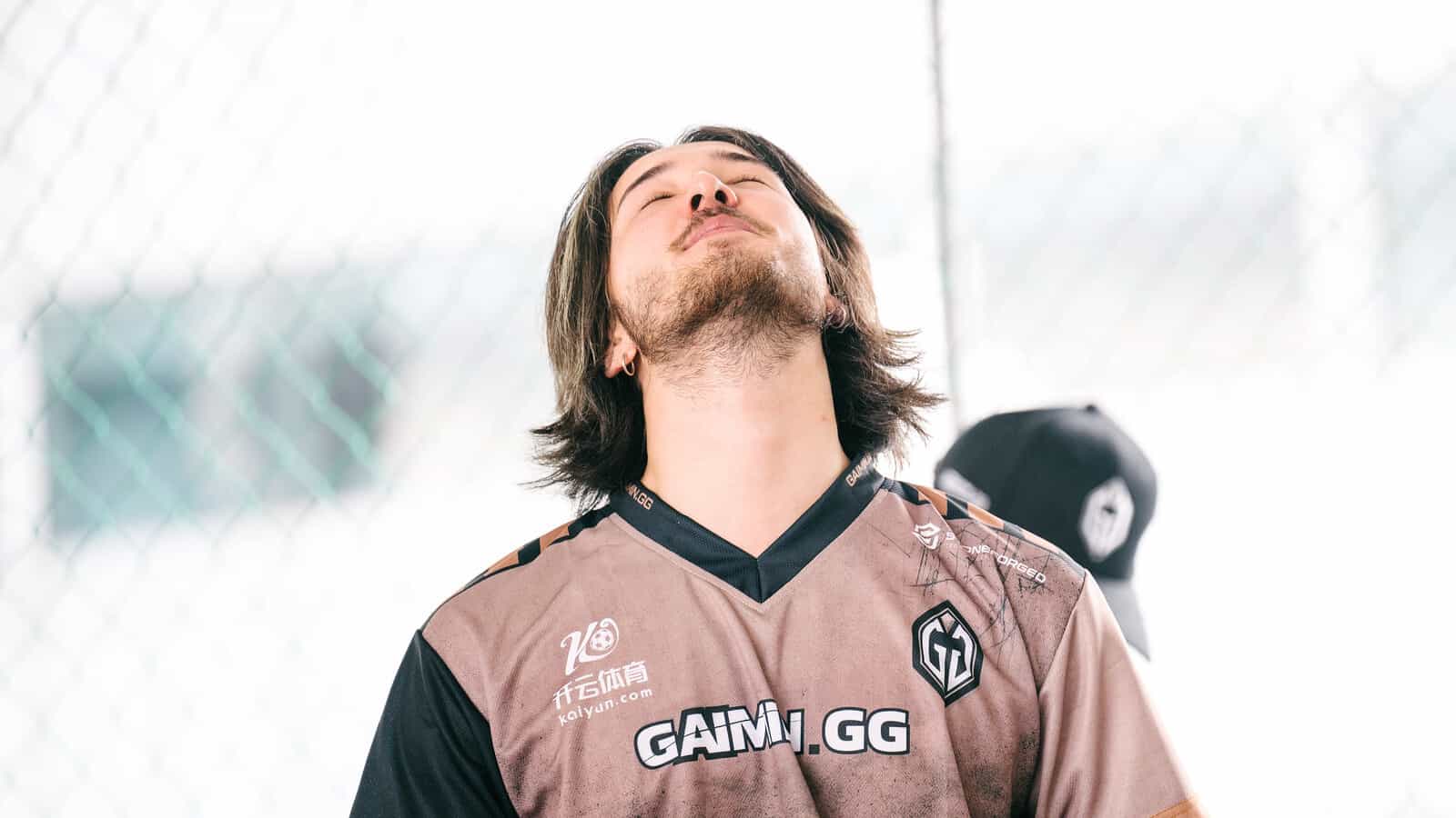 Gaimin Gladiators e o drama do visto