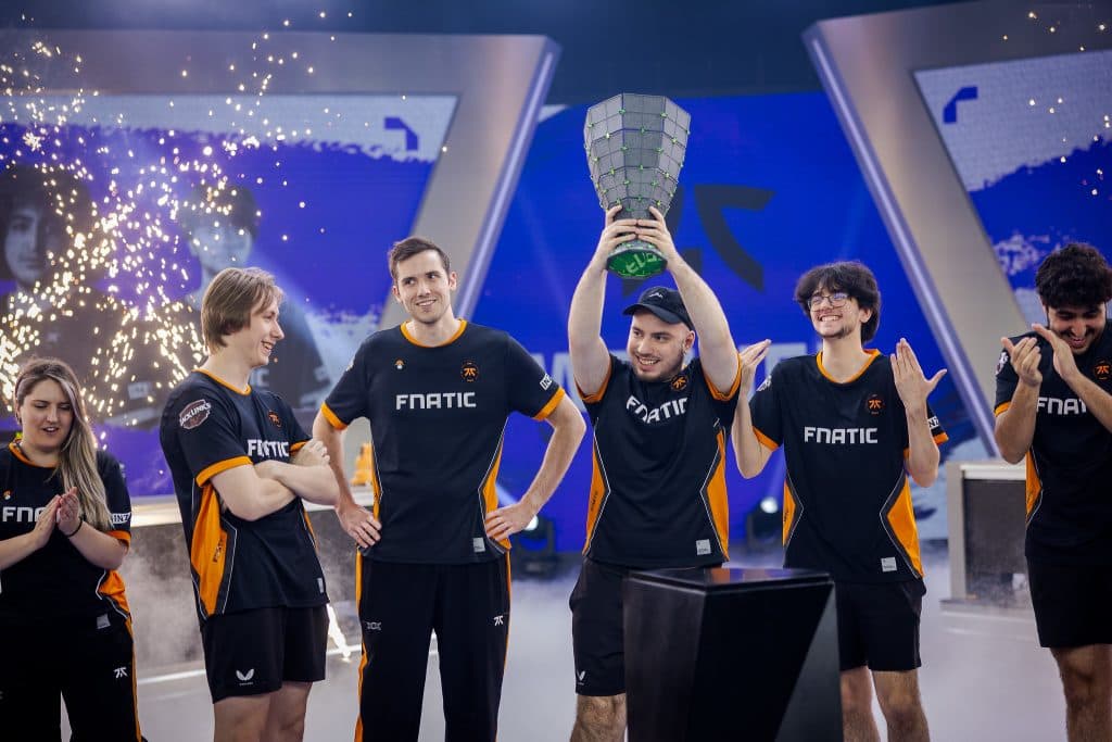 Derke levanta o troféu da Fase 2 do VCT EMEA 2024 com a Fnatic. (Crédito: Michal Konkol/Riot Games)