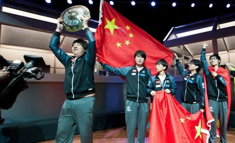 Elenco que venceu o International 2 pela Invictus Gaming.