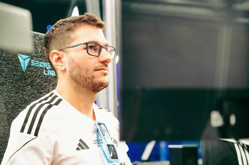 Astini em uma das cabines no International 2023.