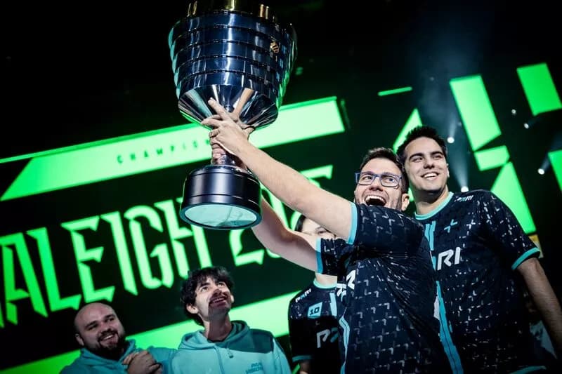 Astini engrossou bastante o currículo na PARIVISION.