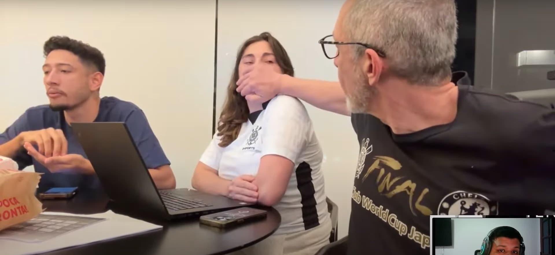 Corinthians Esports abre live para tranquilizar fãs e tiro sai pela culatra