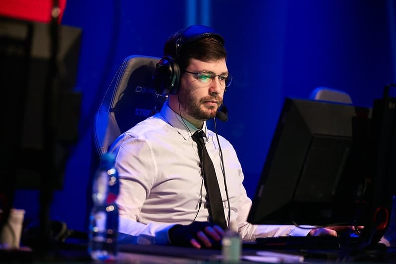 Fear jogando Dota 2 usando seu uniforme de pai de família.