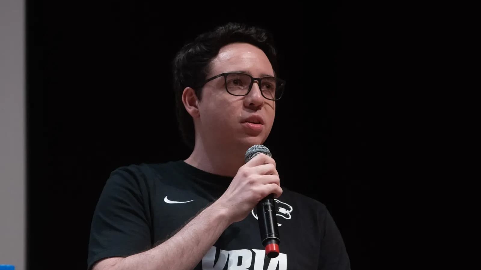 Jaime Pádua falando em palco