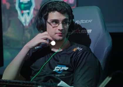 LESLÃO é dispensado da Soniqs por efígie racista no Dota 2