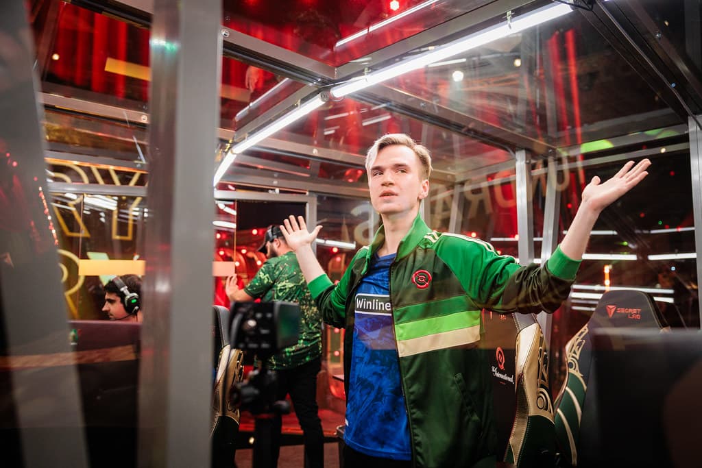 A Tundra Esports comemora uma vitória suada por 2-0 sobre a Team Falcons no The International 2024. (Crédito: Valve)