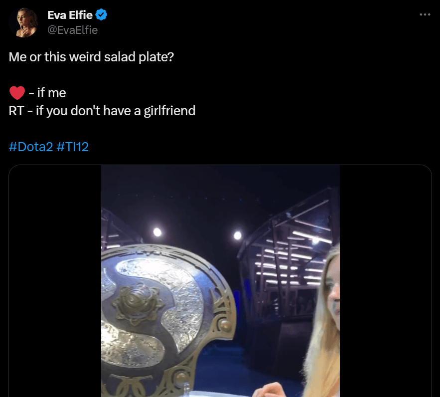 Eva Elfie do lado da Égide dos Campeões