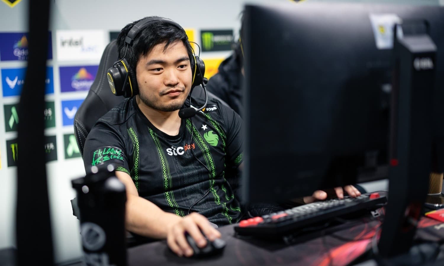 Sneyking fecha a lista de candidatos a bicampeão do International.