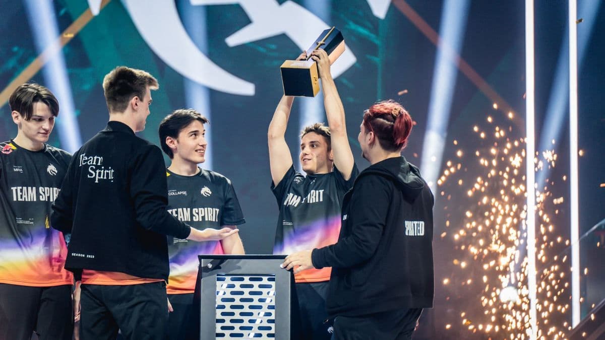 Team Spirit levantando o troféu em 2023.