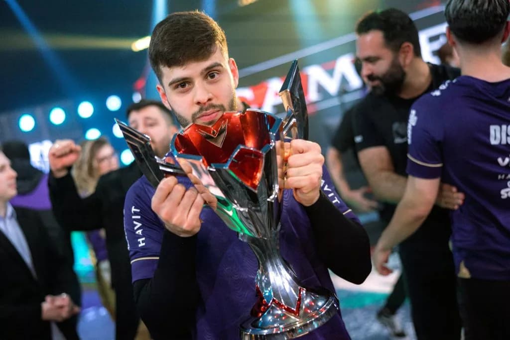 VKS Morttheus segurando o troféu da LTA Sul, Split 3