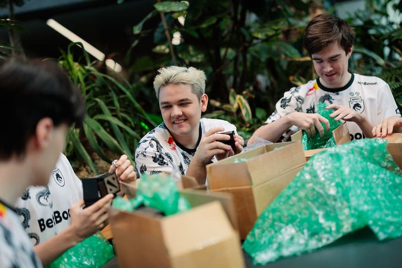 Yatoro no International de 2024 recebendo os anéis do ano anterior.