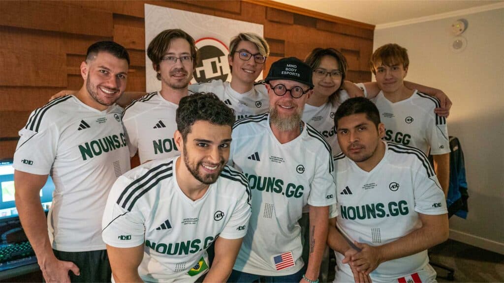 Astini e a equipe da nouns que compareceu ao International.