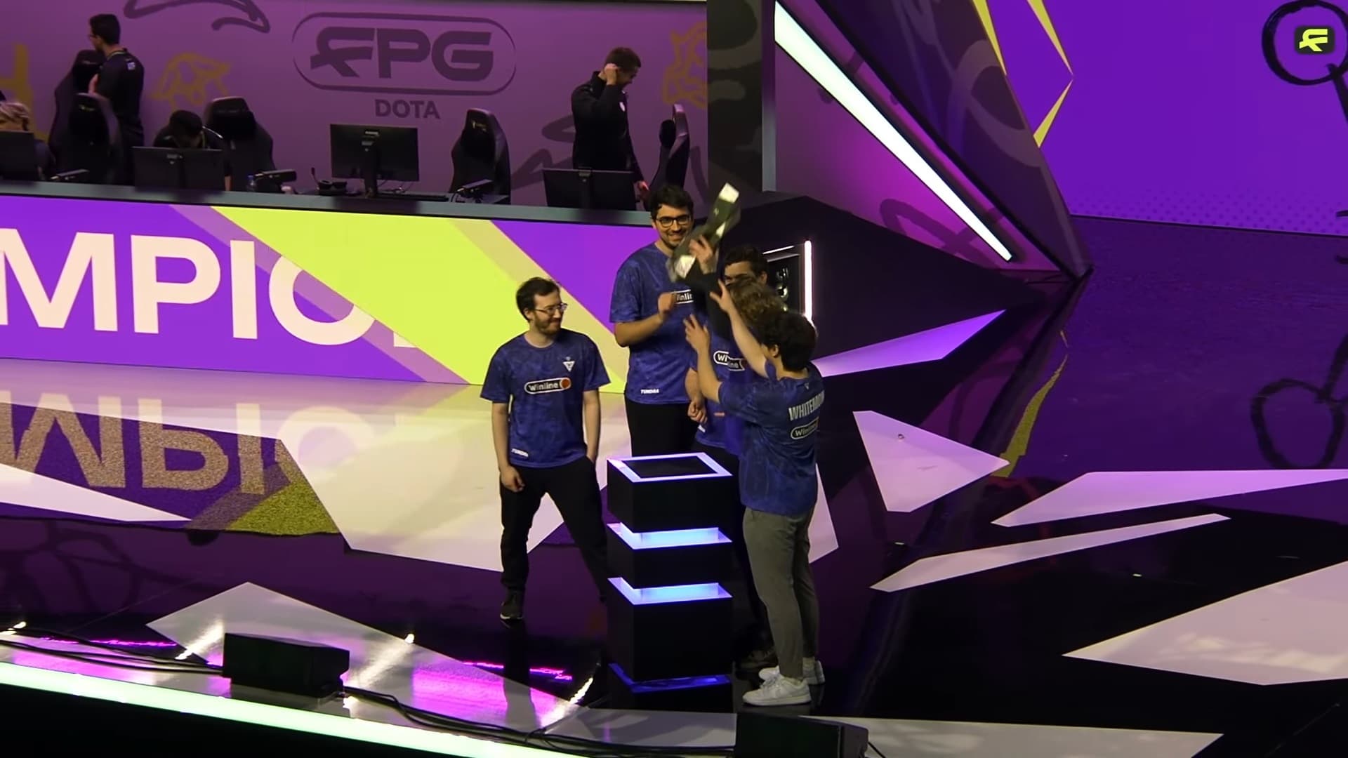 dyrachyo levantando a taça do FISSURE PLAYGROUND.