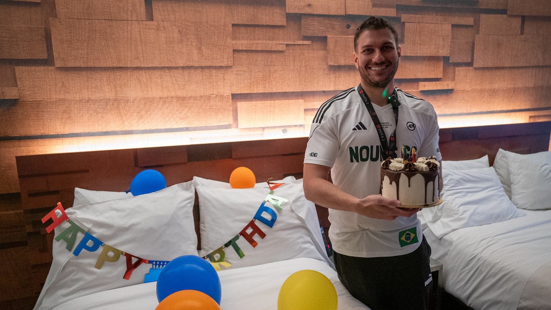 Astini comemorou muitas vitórias ao lado da nouns.