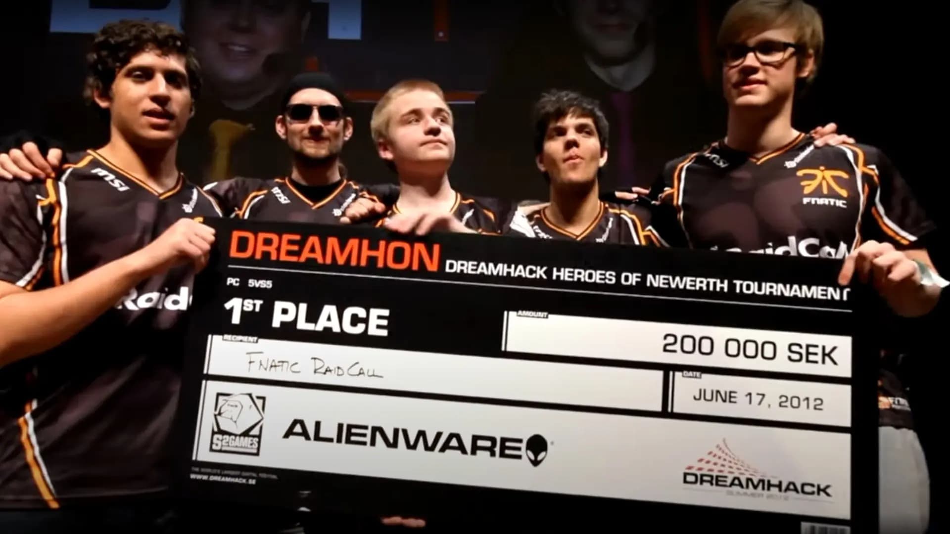 N0Tail ganhando um dos seus primeiros prêmios no Heroes of Newerth.