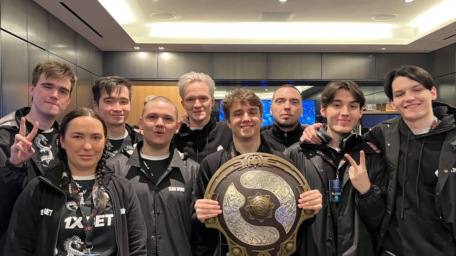 Team Spirit segurando a Égide