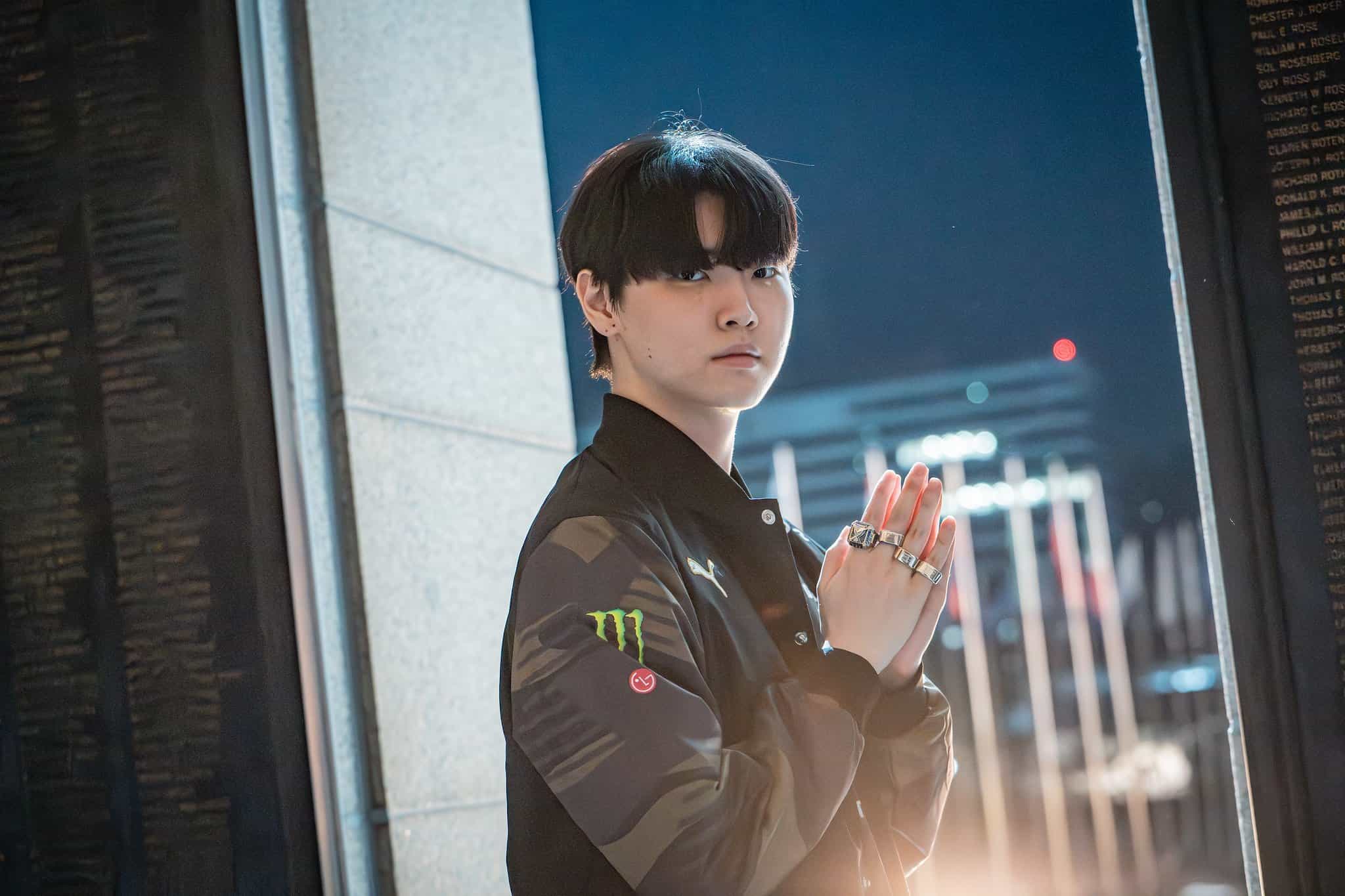 Chovy picks Garen mid in LCK Playoffs; runs over Showmaker and DK