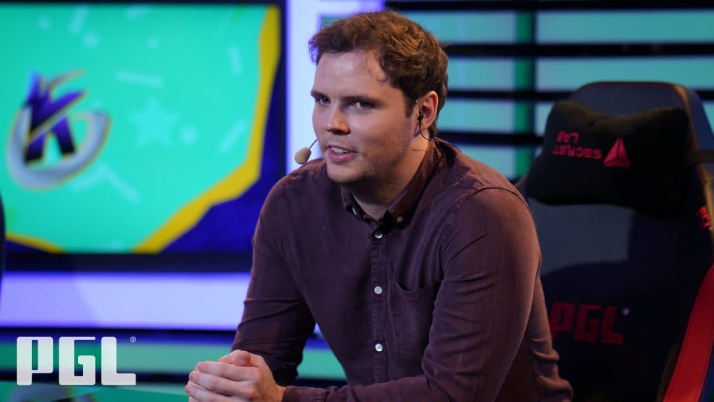 AdmiralBulldog wanted to play with Kuroky.