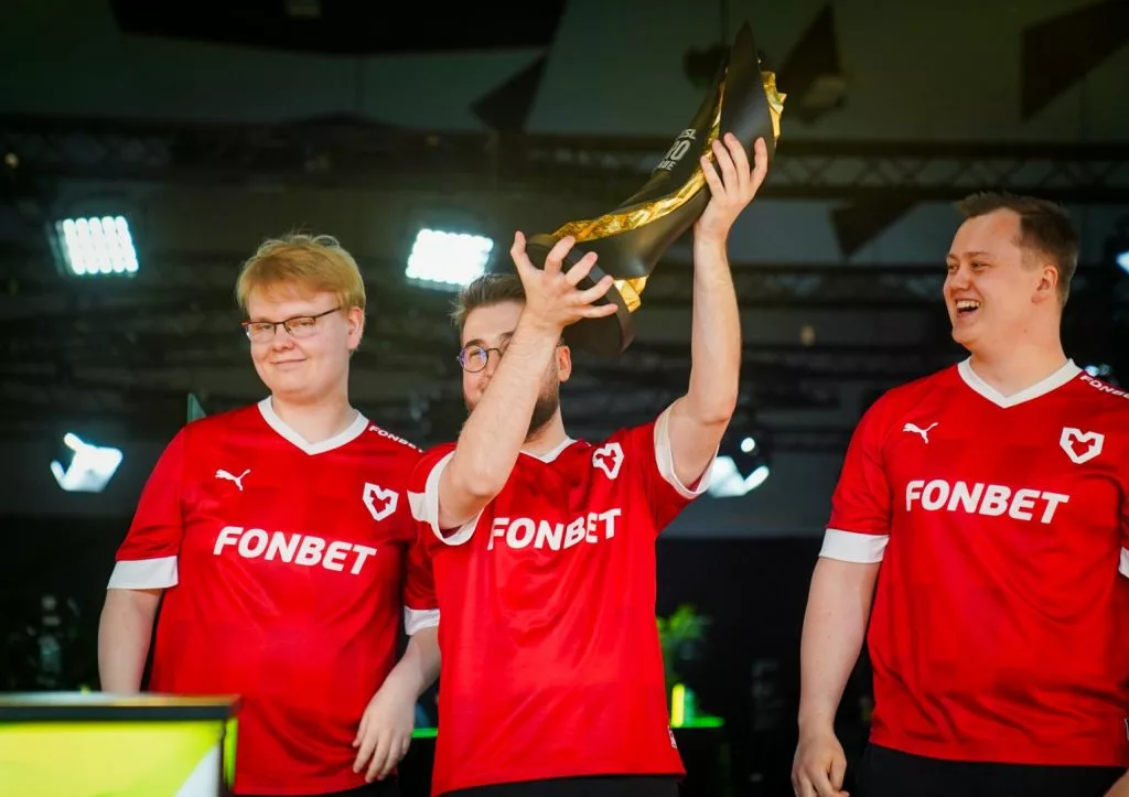 MOUZ lift the EPL 19 trophy