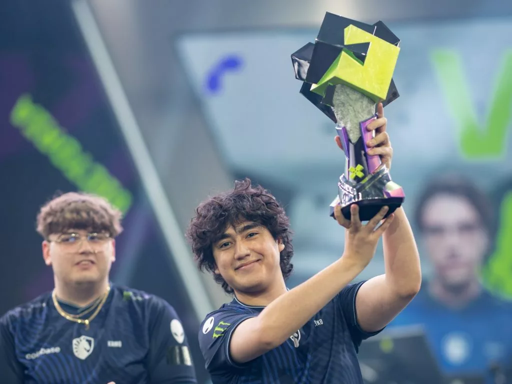 Keiko celebrando com o troféu do VCT EMEA Stage 2