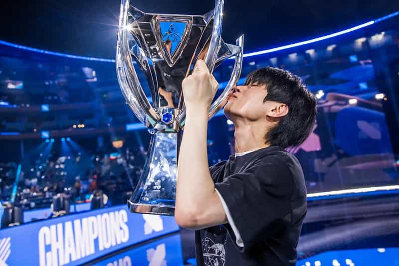 Deft and Canna sign with DAMWON KIA for LCK 2023 season