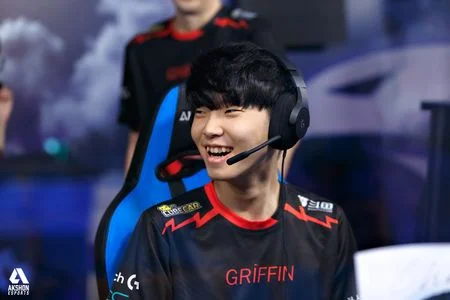 Gen.G mid laner competing on stage during a League of Legends esports match, smiling while playing under the Worlds 2025 banner